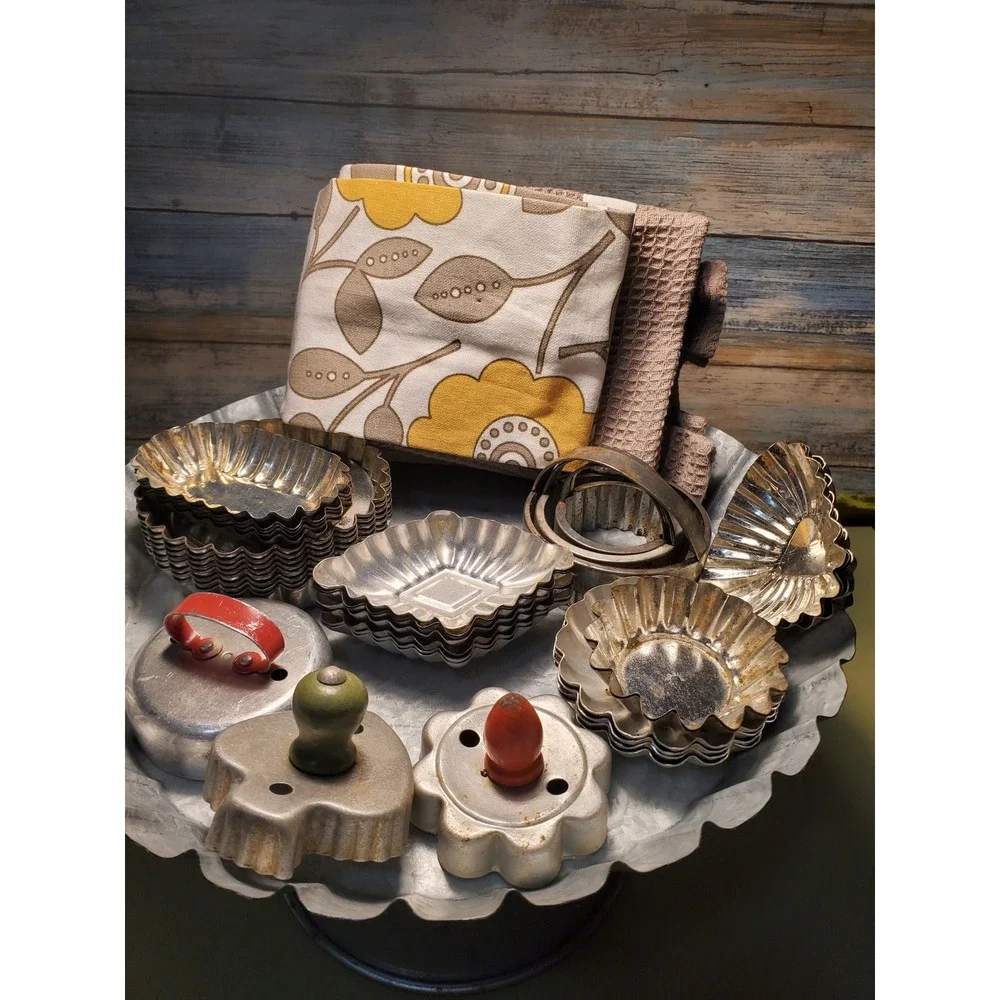 Vintage Metal Tart Molds Cookie & Biscuit Cutters‎ Set with Neck Towel 30 pieces